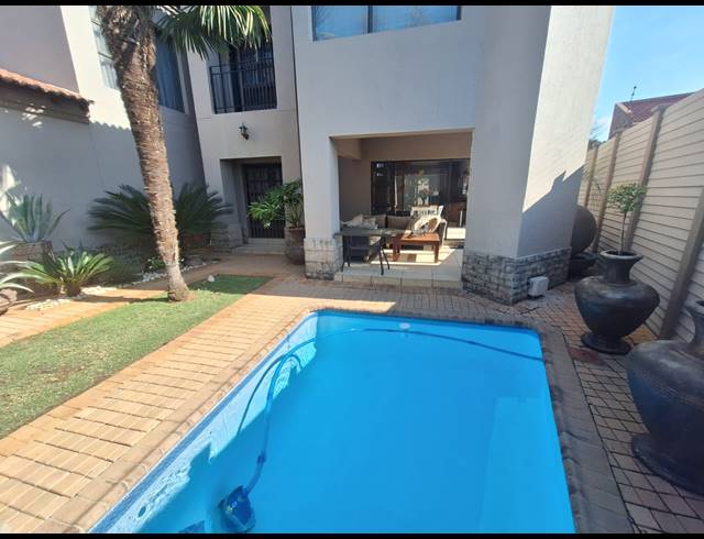 4 BEDROOM TOWNHOUSE FOR SALE IN VANDERBIJLPARK SW 5